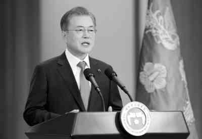 1月10日，在韩国首尔，韩国总统文在寅在新年记者会上发表演讲。当日，韩国总统文在寅在位于首尔的总统府青瓦台举行新年记者会。新华社
